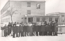 Дети около калитки школы зимой